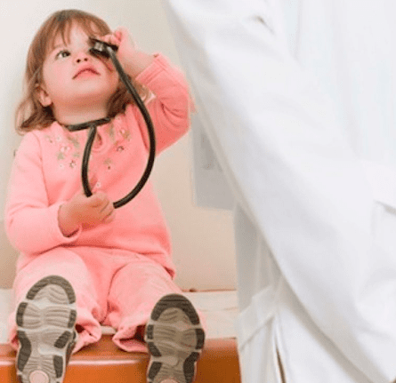 Consulta de Pediatría del Dr. Julio Guerrero Vázquez niña con estetoscopio